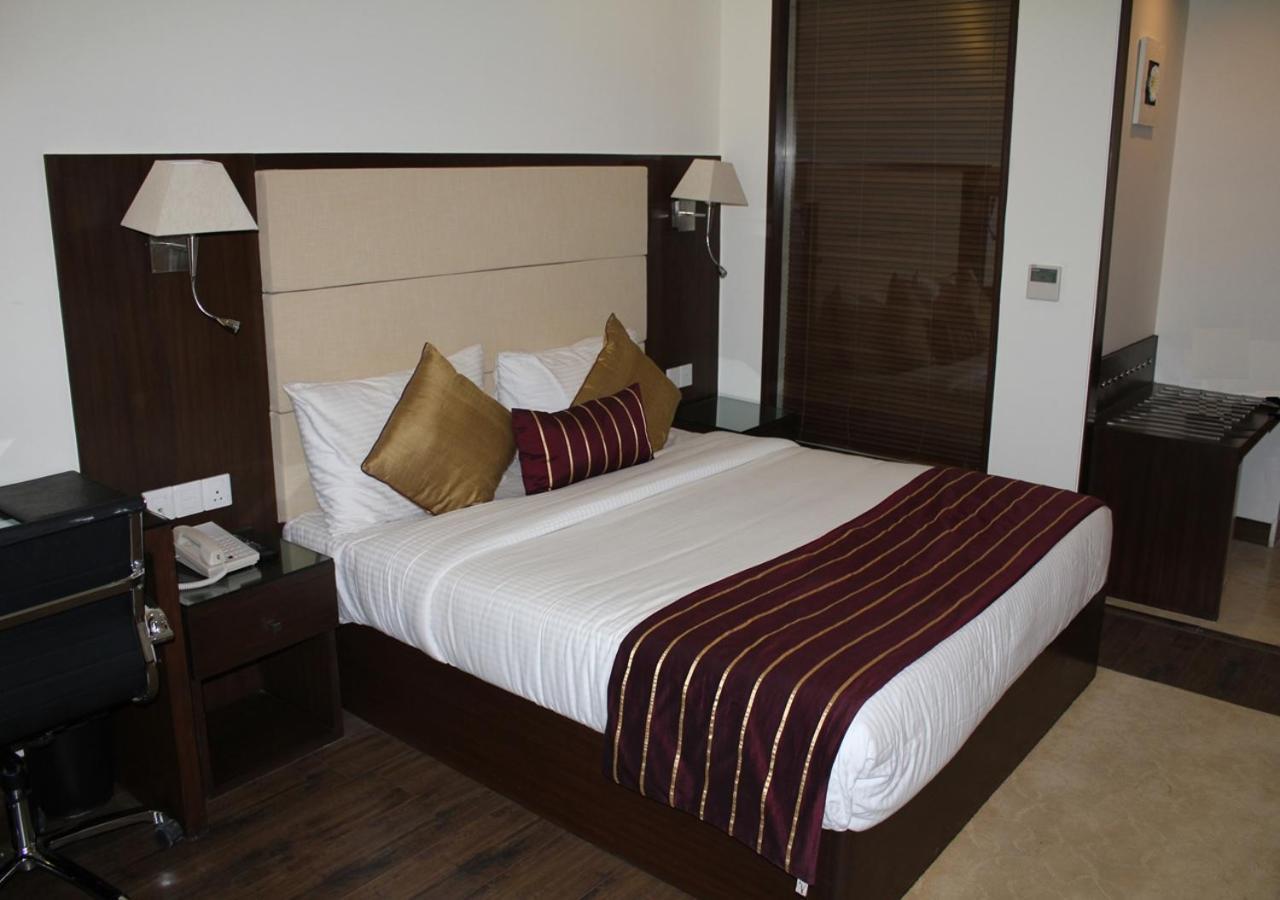 Hotel Ds Clarks Inn Gurgaon Bagian luar foto