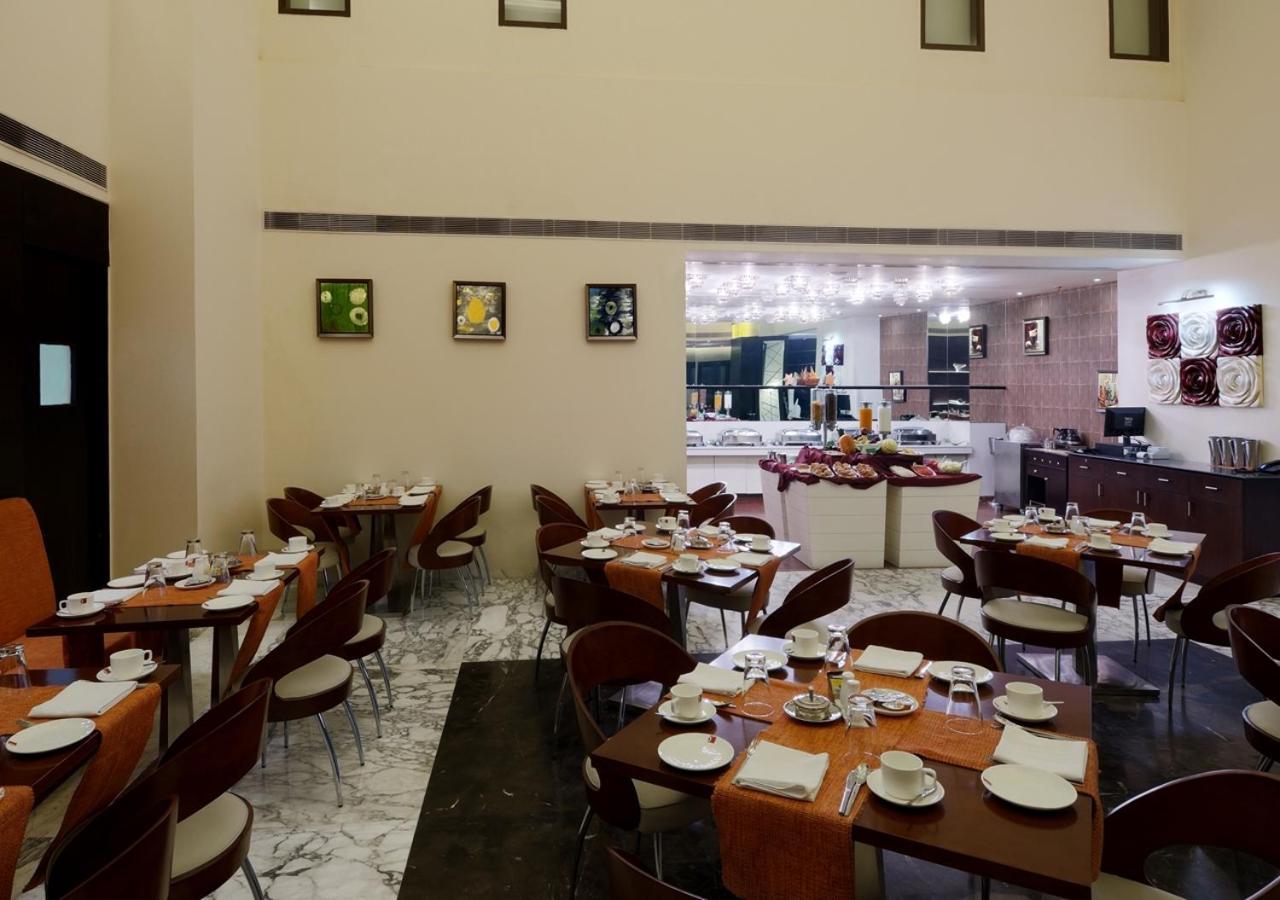 Hotel Ds Clarks Inn Gurgaon Bagian luar foto