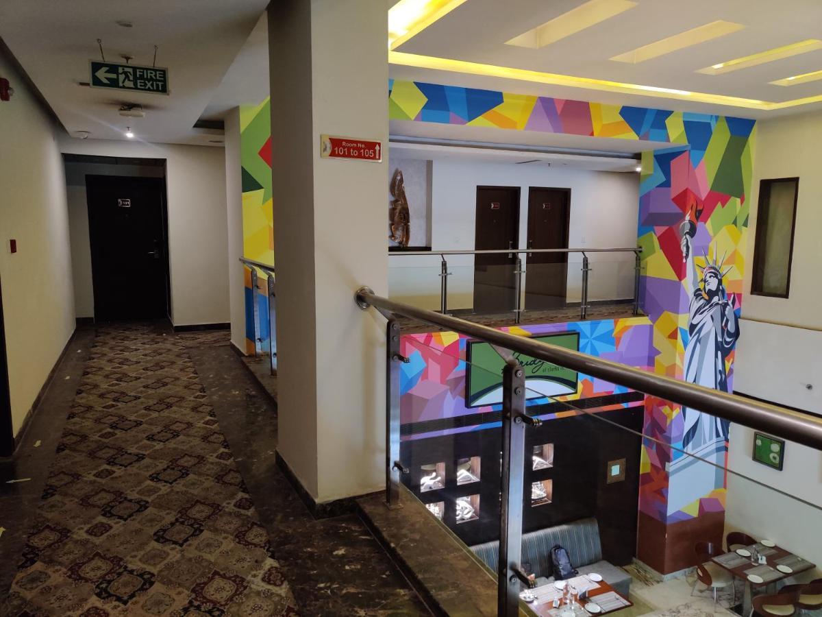 Hotel Ds Clarks Inn Gurgaon Bagian luar foto