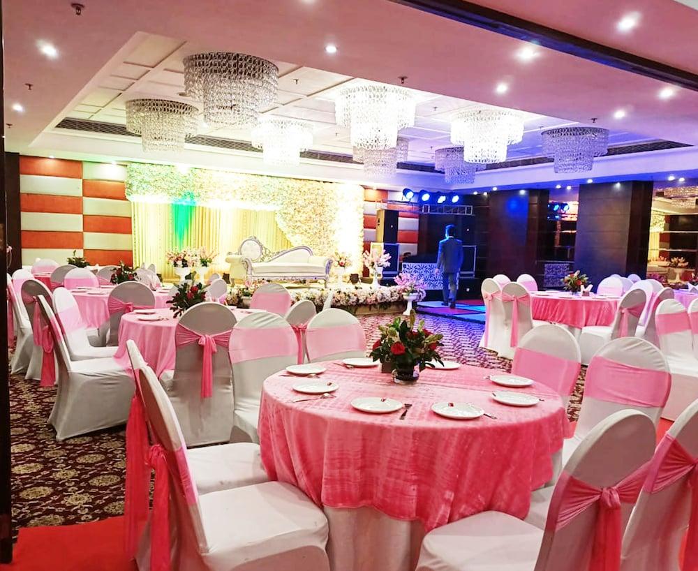 Hotel Ds Clarks Inn Gurgaon Bagian luar foto